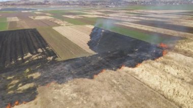 Kurak mevsimde çayırların kırmızı ateşle yandığını gösteren hava manzarası. Doğal afet ve iklim değişikliği kavramı