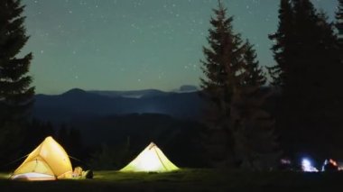 Yürüyüşçülerin, karanlık dağlarda gece vakti parlayan yıldızlarla dolu kamp alanlarında yanan turist çadırlarının yanında dinlenmeleri de cabası. Aktif yaşam tarzı ve açık hava yaşam konsepti