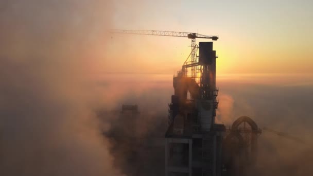 Flygfoto av cementfabrik med hög betongstruktur och tornkran vid industriproduktionsanläggning på dimmig morgon. Tillverkning och globalt industrikoncept — Stockvideo