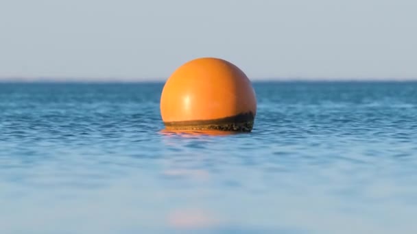Κίτρινη σημαδούρα που επιπλέει στην επιφάνεια της θάλασσας ως δείκτης για περιορισμό κολύμβησης σε βαθιά νερά σε τροπικό θέρετρο. Έννοια της ανθρώπινης ασφάλειας ζωής — Αρχείο Βίντεο