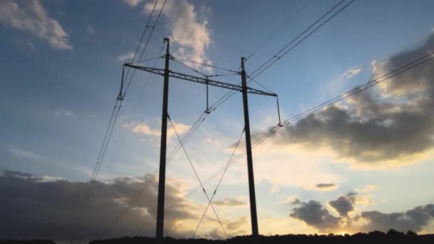 Silhouette scura della torre ad alta tensione con linee elettriche al tramonto. Trasferimento del concetto di elettricità — Video Stock