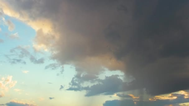 Donkere stormachtige wolken op gele lucht bij zonsondergang — Stockvideo