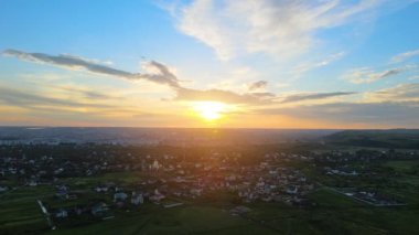 Gün batımında kırsal bölgedeki yerleşim yerlerinin hava görüntüsü