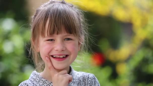 Porträt eines glücklich lächelnden Mädchens im Sommer im Freien — Stockvideo
