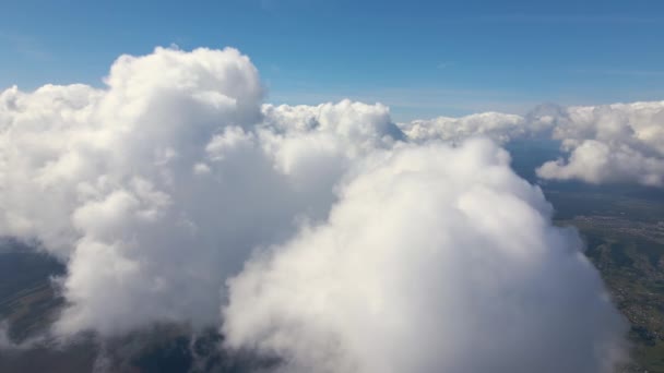 Luftaufnahme aus dem Flugzeugfenster in großer Höhe der Erde, bedeckt mit geschwollenen Kumuluswolken, die sich vor dem Regensturm bilden — Stockvideo