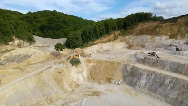 Mineração a céu aberto de materiais de pedra de areia de construção com escavadeiras e caminhões basculantes — Vídeo de Stock
