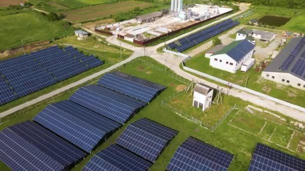 具有一排太阳能光电面板的发电厂的空中视图，用于在工业区生产清洁的生态电能。可再生能源，零排放概念 — 图库视频影像