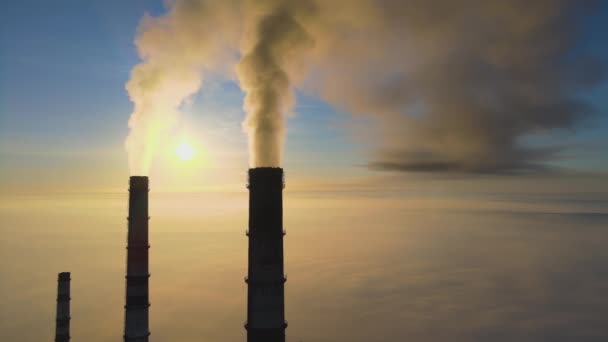Vista aerea della centrale a carbone tubi alti con fumo nero che sale atmosfera inquinante al tramonto — Video Stock