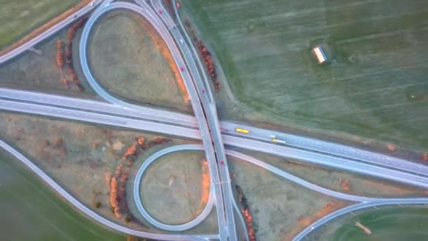 Hareket halindeki trafik arabalarıyla otoyol kavşağının havadan görüntüsü — Stok video