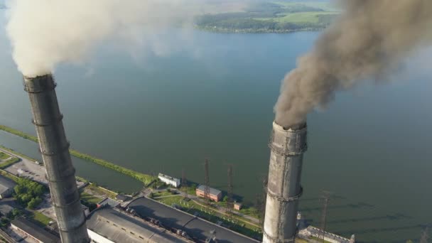 Вид с воздуха на высокие трубы угольной электростанции с загрязняющей атмосферу черной дымовой трубой. Производство электроэнергии с использованием концепции ископаемого топлива — стоковое видео