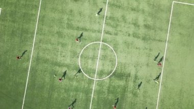 Yeşil spor stadyumunda futbol oynayan futbolcuların hava manzarası.