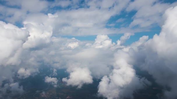 하늘 높이 떠 있는 비행기 창문에서 흰 솜털 뭉치 구름으로 덮여 있는 지구 의고 도에서 바라본 공중 광경. — 비디오