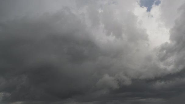 뇌우가 내리기 전 폭풍 이 부는 하늘에 빠르게 움직 이는 먹구름 이 형성되는 장면. — 비디오