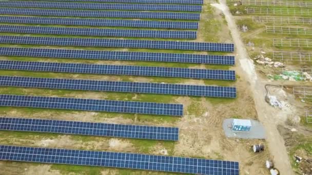 从空中看大型发电厂的建设，在金属框架上安装了多排太阳能电池板，以生产清洁的生态电能。可再生能源的开发. — 图库视频影像