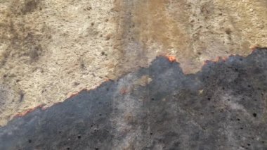 Kurak mevsimde çayırların kırmızı ateşle yandığını gösteren hava manzarası. Doğal afet ve iklim değişikliği kavramı