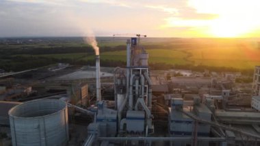 Endüstriyel üretim bölgesinde yüksek beton yapılı çimento fabrikası kulesinin havadan görüntüsü. Üretim ve küresel sanayi kavramı