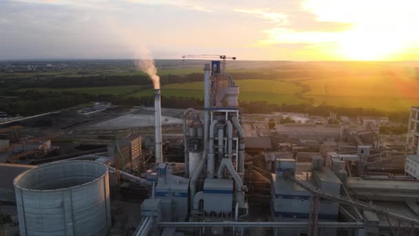 Vista aérea de la torre de la fábrica de cemento con alta estructura de planta de hormigón en el área de producción industrial. Fabricación y concepto de industria global — Vídeo de stock