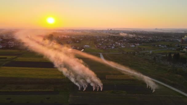 Száraz fűből és szalmából származó, sűrű füsttel szennyezett levegővel szárazon égő mezőgazdasági hulladékok tábortüzeinek légi rálátása a globális felmelegedést és rákkeltő gázokat okozó mezőgazdasági földterületeken. — Stock videók