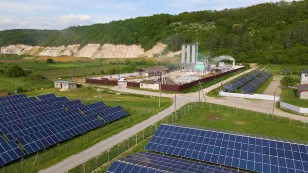 Vista aérea de la central eléctrica con hileras de paneles fotovoltaicos solares para producir energía eléctrica ecológica limpia en el área industrial. Electricidad renovable con concepto de cero emisiones — Vídeos de Stock