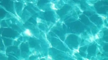 Mavi berrak suyun yakın yüzey yüzme havuzunda dalgalanan dalgalar