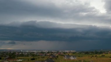 Fırtına sırasında kırsal alanda hızla hareket eden kara bulutların fırtınalı gökyüzünde oluşumunun hızlandırılmış görüntüleri