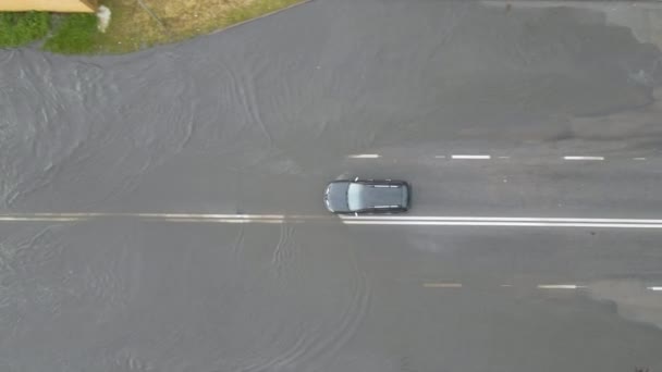 Flygfoto över stadstrafiken med bilar som kör på översvämmade gatan efter kraftigt regn. Problem med vägdräneringssystemet. — Stockvideo