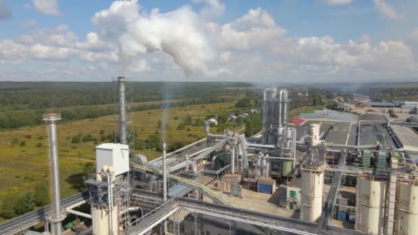 Vista aérea de la fábrica petroquímica de refinación de petróleo y gas con estructura de fabricación de planta de refinería de alta. Concepto de producción y fabricación global. — Vídeo de stock