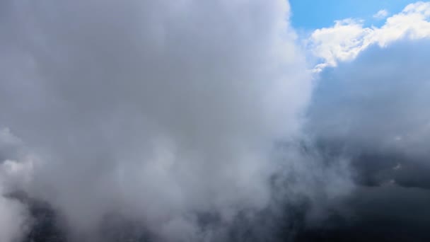 Vista aérea desde la ventana del avión a gran altitud de la tierra cubierta de nubes de cúmulos hinchados que se forman antes de la tormenta. — Vídeos de Stock