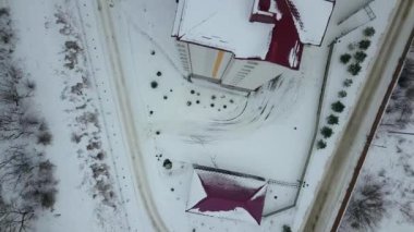 Yüksek modern konut binasının ve inşaat halindeki vinç kulesinin havadan görünüşü