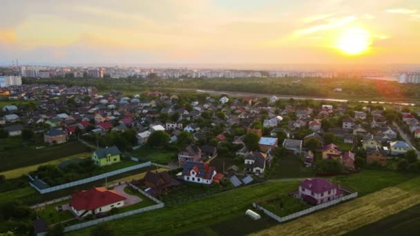 日落时郊区住宅的空中景观. — 图库视频影像