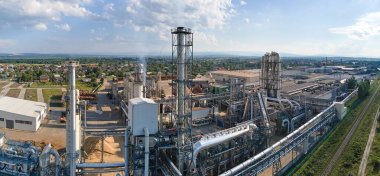 Petrol ve gaz rafinerisi yüksek rafineri fabrikası üretim yapısına sahip petrokimya fabrikasının havadan görünüşü.