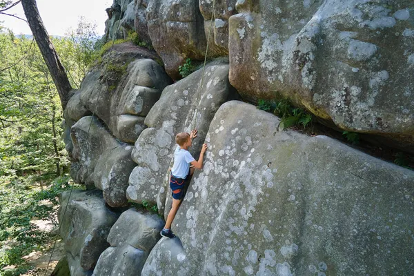 Enfant Grimpeur Forte Escalade Mur Escarpé Montagne Rocheuse Jeune Garçon — Photo