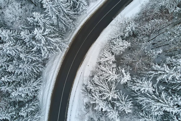 Вид Воздуха Зимний Пейзаж Заснеженными Горными Лесами Извилистыми Лесами — стоковое фото