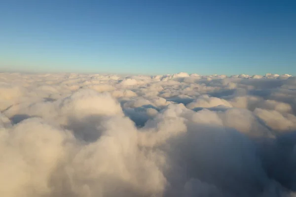 Luftaufnahme Aus Dem Flugzeugfenster Großer Höhe Von Dichten Geschwollenen Kumuluswolken — Stockfoto