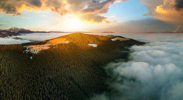 Воздушный Вид Яркого Восхода Солнца Над Горными Холмами Покрытыми Вечнозелеными — стоковое фото