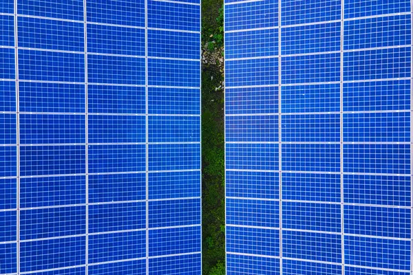 きれいな生態系の電気エネルギーを生成するための太陽光発電パネルの行を持つ大規模な持続可能な電気発電所の空中ビュー 排出ゼロをコンセプトとした再生可能エネルギー — ストック写真