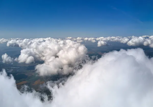 Vista Aérea Janela Avião Alta Altitude Terra Coberta Com Nuvens — Fotografia de Stock