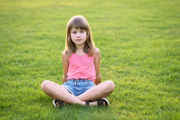 Jovem Menina Feliz Descansando Enquanto Sentado Gramado Grama Verde Dia — Fotografia de Stock