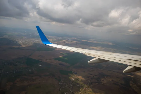 Vista Del Ala Del Avión Reacción Aterrizando Aeropuerto Con Mal — Foto de Stock
