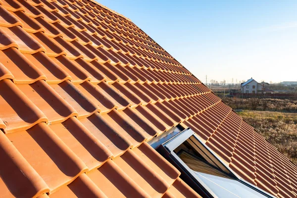 住宅の屋根をカバー黄色のセラミック屋根瓦の重複行 — ストック写真