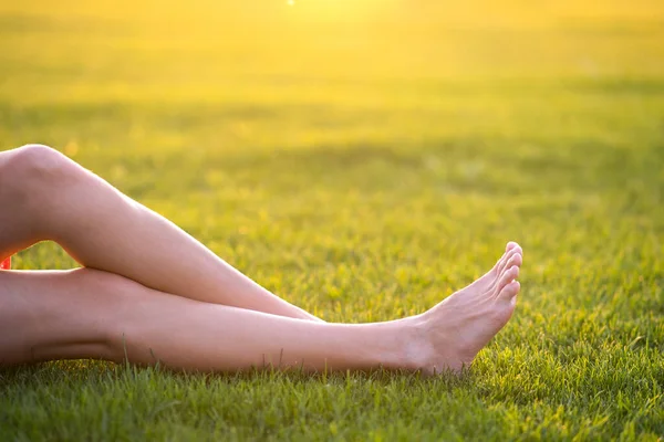 Тонкие Женские Ноги Лежащие Зеленой Газоне Теплый Летний День — стоковое фото
