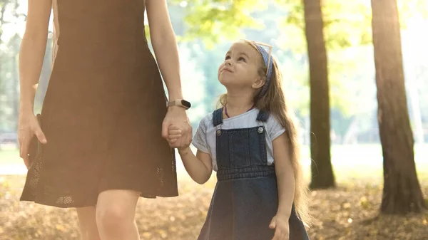 Mamá Pequeña Hija Con Pelo Largo Caminando Juntas Cogidas Mano — Foto de Stock