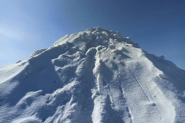 冬の晴れた日の白い雪の高い山 — ストック写真