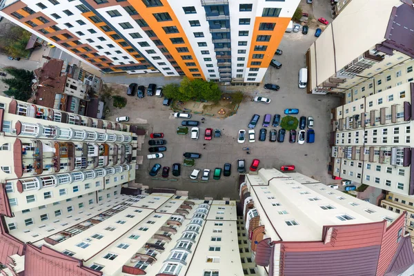 Widok Lotu Ptaka Zaparkowanych Samochodów Parkingu Pomiędzy Wysokimi Budynkami Mieszkalnymi — Zdjęcie stockowe