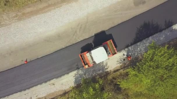 Vista aérea de la nueva construcción de carreteras con máquina de rodillo de vapor en el trabajo — Vídeo de stock