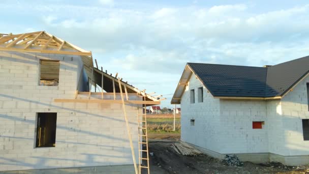 Veduta aerea del telaio incompiuto della casa privata con pareti in calcestruzzo leggero aerato e tetto in legno telaio in costruzione — Video Stock