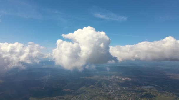 白いパフィー積雲に覆われた地球の高高度での航空機の窓からの眺め — ストック動画