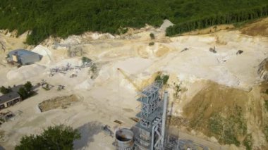 Kazı araçları ve nakliye bantlarında çöp kamyonları ile inşaat kum taşı malzemelerinin açık madenciliği