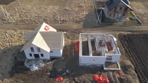 Pemandangan udara dari bingkai rumah pribadi yang belum selesai dengan dinding beton ringan dan bingkai atap kayu yang sedang dibangun. Kyiv, Ukraina - 12 Oktober 2021 — Stok Video