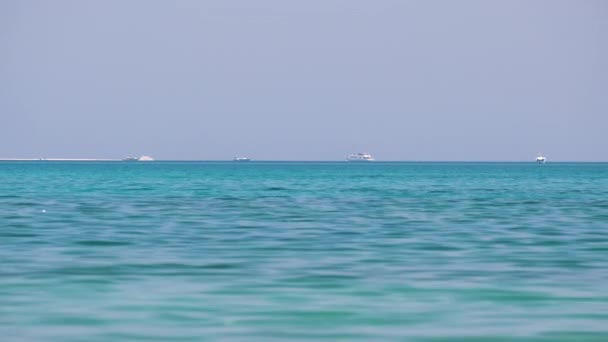 Seascape com superfície ondulada de água do mar azul com navios distantes flutuando em ondas calmas — Vídeo de Stock
